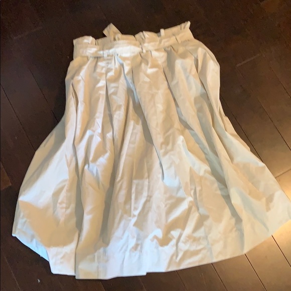 H&M Beige Calf Length Beige Pleated Skirt with Belt. - Picture 2 of 4